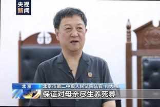 詹姆斯赛前训练底角三分 场地中间“啦啦队”在跳舞